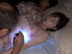 Quan hệ hậu môn sâu và mạnh mẽ và xuất tinh vào gương cho cô bạn gái tóc nâu dâm đãng của tôi