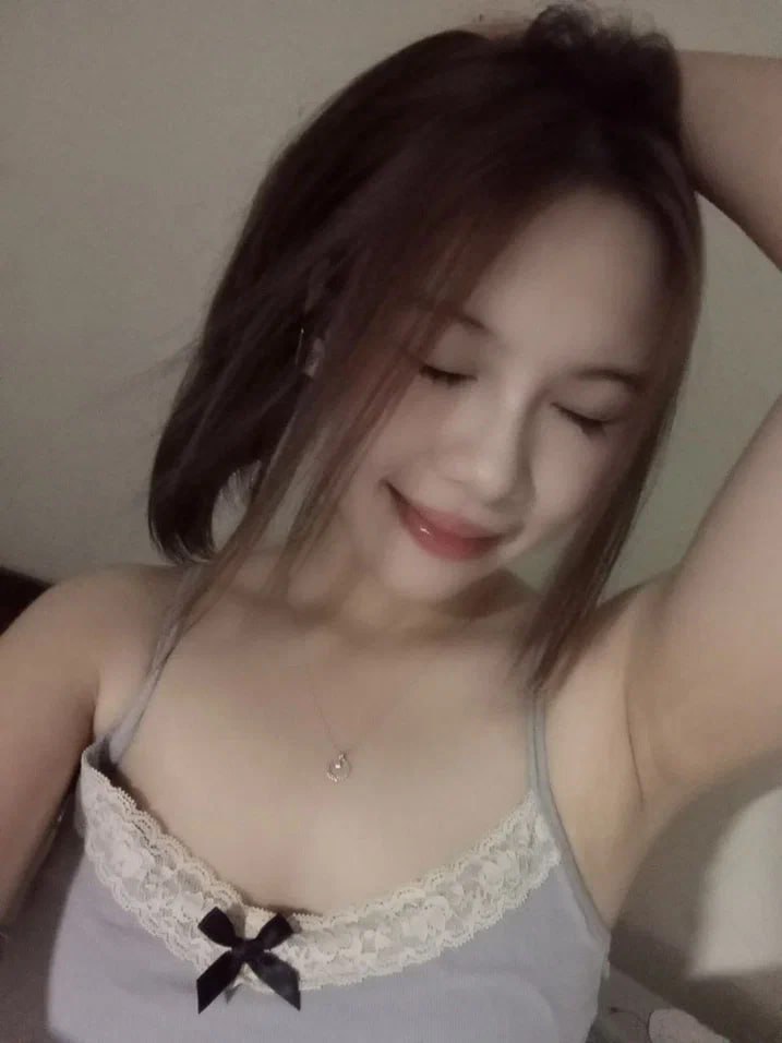 Đêm khuya cha dượng gạ địt bốn cô con gái
